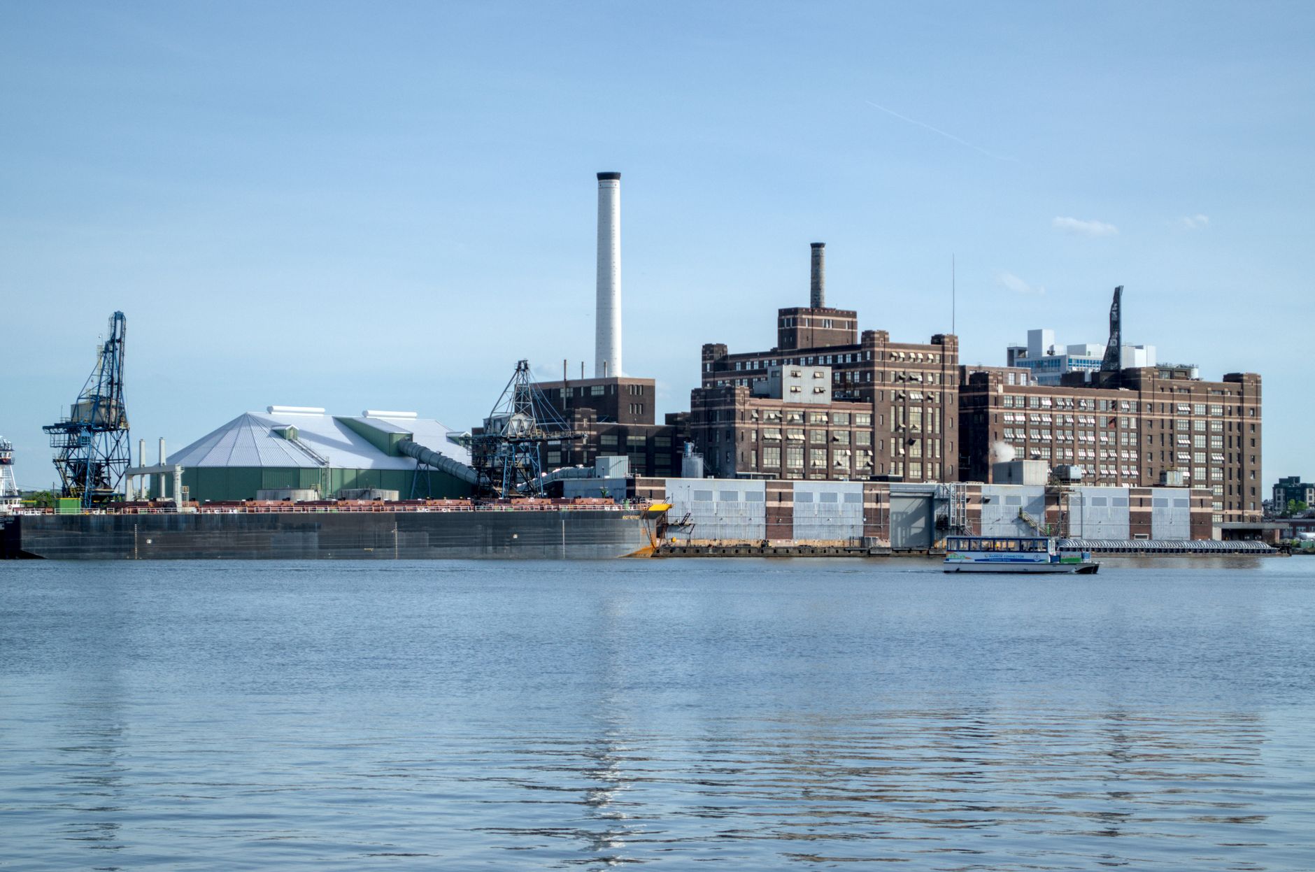 Vue aérienne d'une usine industrielle située sur le front de mer de Baltimore, sous un ciel bleu dégagé.
